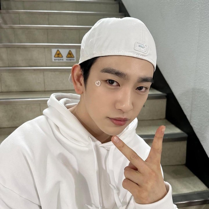 <p>Mode Park Jin Young saat menjadi idol K-Pop juga sama-sama memesona. Ia terlihat mengenakan pakaian yang lebih kasual dan bahkan menggunakan stiker di wajah ala idol K-Pop. (Foto: Instagram @jinyoung_0922jy)</p>