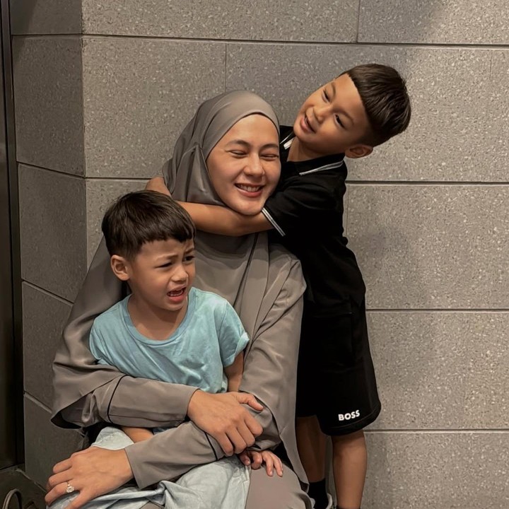 <p>Momen kebersamaan Paula dan kedua anaknya membuat hati netizen terenyuh. Banyak yang ikut bahagia melihat Paula bisa sering menghabiskan waktu bersama Kiano dan Kenzo. "Mleyot hatiku," tulis rekan sesama artis, Ivy Batuta. Netizen lain pun ikut berkomentar dengan akun @wi*******, "Bahagia nya seorang ibu ketika bisa tertawa bersama anak2nya." (Foto: instagram Paula Verhoeven)</p>