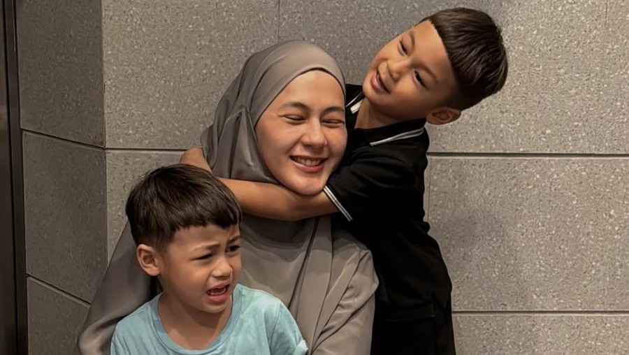 Paula Verhoeven bareng anak-anaknya&period;