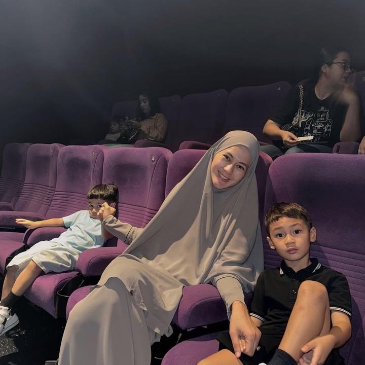 <p>Dari unggahan tersebut, Paula menyebut jika mengajak kedua anaknya nonton film bersama. "<em>Movie day with</em> jagoan-jagoannya mama yang enggak berenti isengin satu sama lain," tulis Paula sebagai keterangan fotonya. (Foto: instagram Paula Verhoeven)</p>