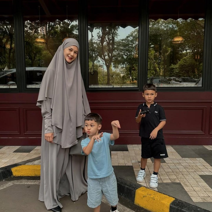 <p>Unggahan terbaru Paula Verhoeven tampak menghabiskan waktu berama Kiano dan Kenzo. Raut bahagia pun terpancar dari wajah Paula. (Foto: instagram Paula Verhoeven)</p>