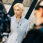 Hadir di Louis Vuitton Women's Cruise 2026 Show, Visual Felix Stray Kids Auto Jadi Perbincangan