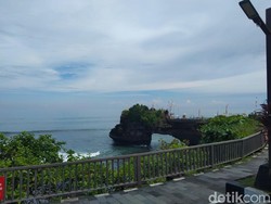 Kunjungan ke Tanah Lot dan Ulun Danu Turun 20 Persen Imbas Jalan Jebol