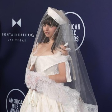 img-title 5 Artis Tampil Berbalut Busana Berani di American Music Awards 2025