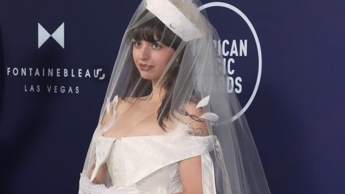 img-title 5 Artis Tampil Berbalut Busana Berani di American Music Awards 2025