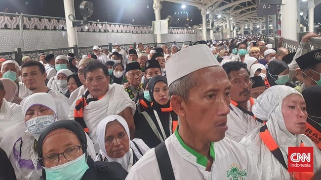 Penumpukan Jamaah Haji Tunggu Bus Shalawat ke Masjidil Haram Terminal Ajyad dipadati ribuan jemaah jelang haji 2025 di Makkah terutama jelang pelaksanaan salat wajib di Masjidi Haram.