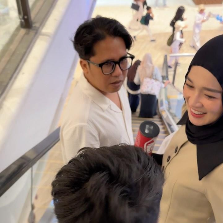 <p>Ririe Fairus tetap kompak dengan mantan suaminya Ayus Sabyan, meski telah bercerai pada 2021. Baru-baru ini, keduanya terlihat menghadiri acara sekolah kedua putra mereka, Sabian Ikni Sakhy dan Sabian Ben Zidane. (Foto: Instagram @ririe_fairus)</p>