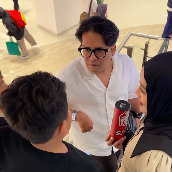 <p>Setelah bercerai, Ririe dan Ayus memutuskan untuk <em>co-parenting</em> bersama. Keduanya masih sering bertemu di acara spesial yang melibatkan anak-anak mereka. Beberapa waktu lalu, Ririe dan Ayus juga pernah terlihat bersama saat merayakan ulang tahun anak mereka, Bunda. (Foto: Instagram @ririe_fairus)</p>