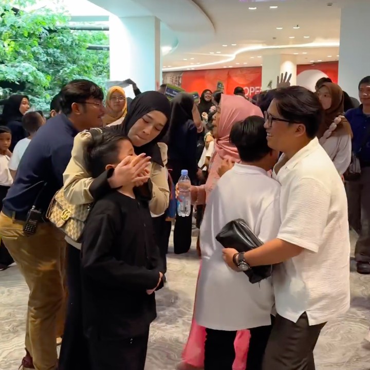 <p>Dalam satu video yang diunggah, Ririe dan Ayus menunjukkan dukungan kepada kedua putra mereka yang baru saja tampil di acara sekolah. Ririe dan Ayus langsung memeluk kedua anak mereka untuk menunjukkan rasa bangganya. (Foto: Instagram @ririe_fairus)</p>