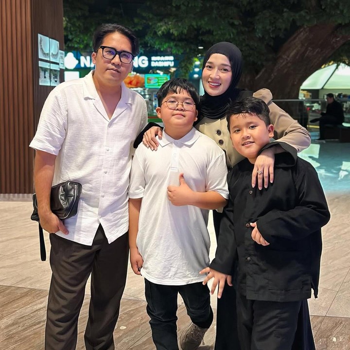 <p>Ririe membagikan momen kebersamaannya dengan Ayus di media sosial Instagram. Keduanya menunjukkan hubungan yang tetap terjalin dengan baik setelah empat tahun bercerai. (Foto: Instagram @ririe_fairus)</p>