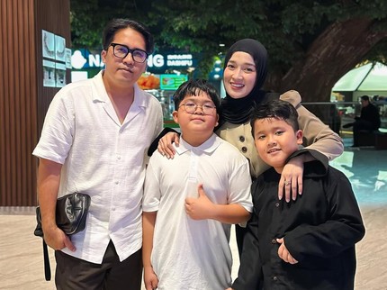 Momen Ririe Fairuz Kompak dengan Ayus Sabyan Demi Anak, Ini 5 Potretnya