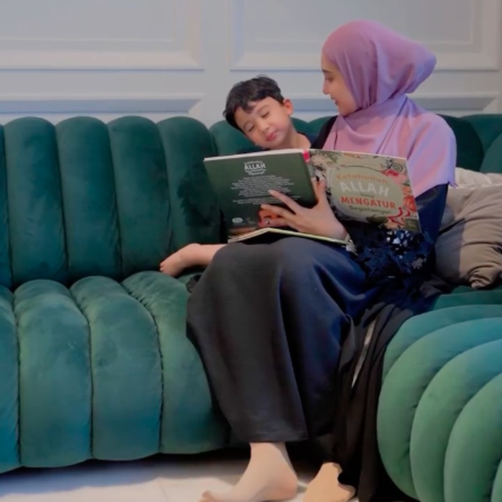 <p>Keluar dari lift, Bunda bisa langsung melihat ruang keluarga yang cukup besar. Di dalam ruangan ini, Zaskia tak banyak meletakkan furnitur selain sofa, meja, dan televisi. Di ruangan ini, Zaskia meletakkan sofa hijau yang cukup besar untuk bersantai. Sofa ini juga sering digunakan Zaskia untuk menghabiskan waktu dengan anak-anaknya, Bunda. (Foto: Instagram @zaskiasungkar15)</p>