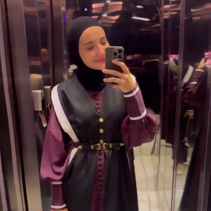 <p>Fasilitas mewah pertama yang ada di rumah Zaskia adalah lift. Lift estetik ini dibangun sebagai tempat masuk ke dalam rumah. Setiap tamu yang ingin masuk ke ruangan utama rumah mesti melewati lift ini. (Foto: Instagram @zaskiasungkar15)</p>