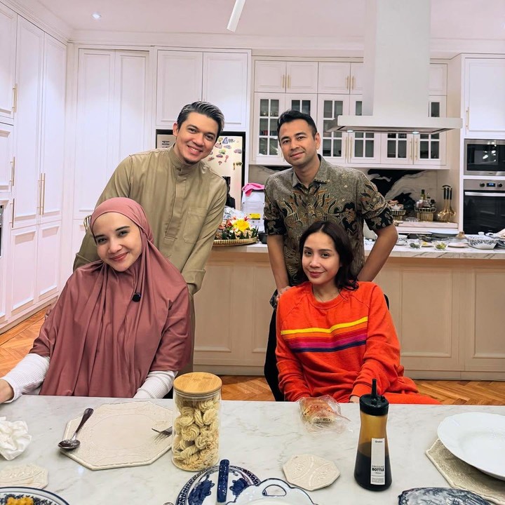 <p>Sudut lain yang menarik perhatian adalah dapur dan ruang makan yang berada dalam satu ruangan. Zaskia banyak menggunakan ornamen keramik dan kayu dengan cat putih di ruangan ini. (Foto: Instagram @zaskiasungkar15)</p>