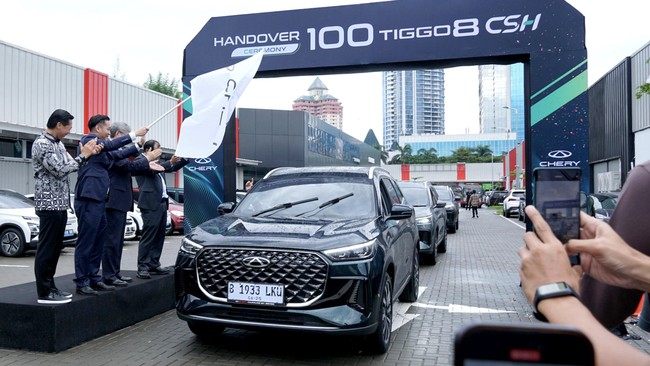 Serah Terima 100 Unit Chery Tiggo 8 CSH ke Konsumen Penyerahan 100 Chery Tiggo 8 CSH ini dihadiri Chairman sekaligus pendiri Chery Automobile, Yin Tong Yue.