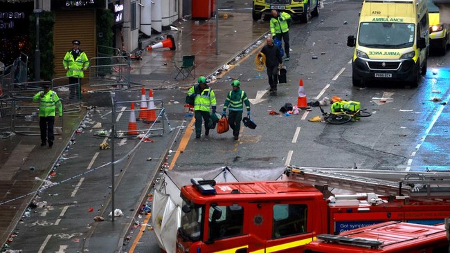 Pesta juara Liga Inggris Liverpool berubah menjadi tragedi ketika seorang pengemudi menabrakkan mobilnya ke kerumunan fans The Reds.