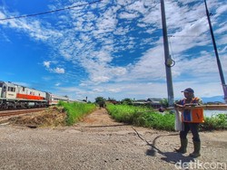 Suka Duka Sukirman, Penjaga Perlintasan KA di Rancaekek Bandung