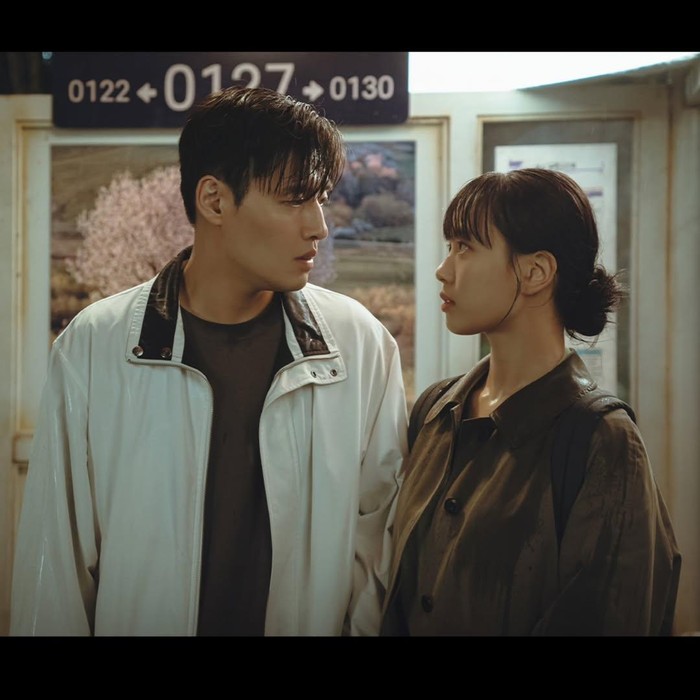 Dibintangi Kang Ha Neul dan Go Min Si, drakor ini mengisahkan Han Beom U, pewaris sebuah perusahaan makanan besar yang mengelola restoran fine dining terbaik di Seoul. Di sama sekali tak peduli dengan makna sejati dari sebuah rasa.

Sementara, Mo Yeon Ju merupakan seorang koki yang terobsesi dengan rasa, yang menjalankan restoran berkonsep satu meja tanpa papan nama di pelosok pedesaan.