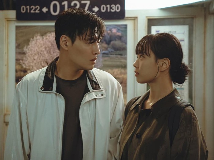 Dibintangi Kang Ha Neul dan Go Min Si, drakor ini mengisahkan Han Beom U, pewaris sebuah perusahaan makanan besar yang mengelola restoran fine dining terbaik di Seoul. Di sama sekali tak peduli dengan makna sejati dari sebuah rasa.

Sementara, Mo Yeon Ju merupakan seorang koki yang terobsesi dengan rasa, yang menjalankan restoran berkonsep satu meja tanpa papan nama di pelosok pedesaan.