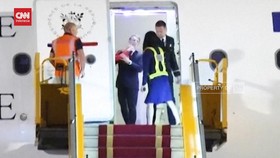 VIDEO:Momen Wajah Presiden Macron Didorong Istri Sebelum Turun Pesawat