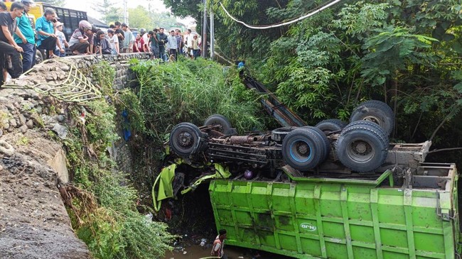 Kecelakaan maut di Probolinggo melibatkan truk yang menabrak motor dan pikap hingga membuat 4 orang tewas.