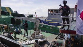 Personel Brimob berjaga di atas  Kapal Motor Sea Dragon Tarawa.