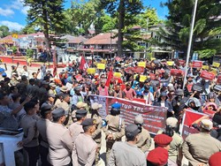 Warga Demo Kantor Bupati Taput, Desak TPL Ditutup