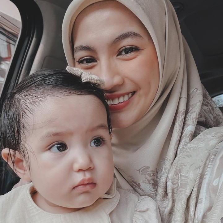 <p>Meski masih kecil, sang putri yang akrab dengan sapaan Lia itu tampaknya sudah berhasil menjadi pusat perhatian publik. Bukan tanpa alasan, ini karena putri bungsu Alyssa dan Dude memiliki paras cantik dan menggemaskan. (Foto: Instagram@dude2harlino@ichasoebandono)</p>