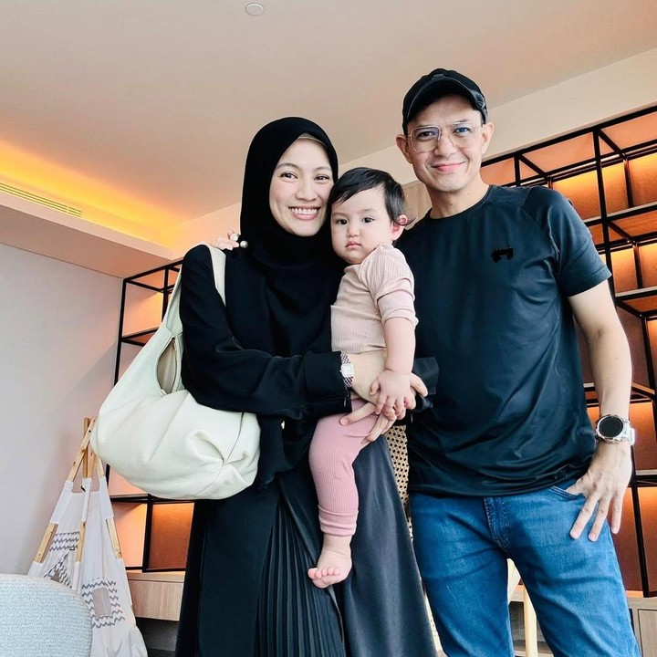 <p> Tak sedikit netizen yang salah fokus dan memberikan pujian untuk sang putri. Misalnya saja seperti foto berikut ketika Alyssa mengunggah foto bersama sang suami dan putrinya. “MasyaAllah tabarakallah ade cantik banget,” tulis akun <em>@diyanain**.</em> “MasyaAllah ade Lia gemess amat cantik,” tulis akun <em>@ummafikrina**.</em> (Foto: Instagram@dude2harlino@ichasoebandono)</p>