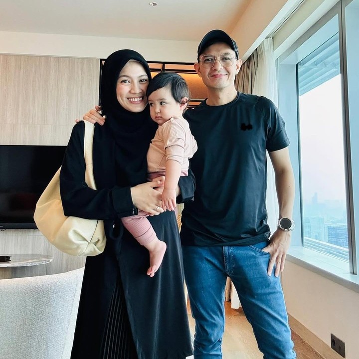 <p>Alyssa dan Dude pun mengunggah foto kebersamaan mereka dengan Lia. "Masyaa Allah Tabarakallah. Foto bertiga sama Lia yang baru bangun tidur, Abang Rendra dan Malik lagi sekolah," tulis Alyssa sebagai keterangan fotonya. (Foto: Instagram@dude2harlino@ichasoebandono)</p>