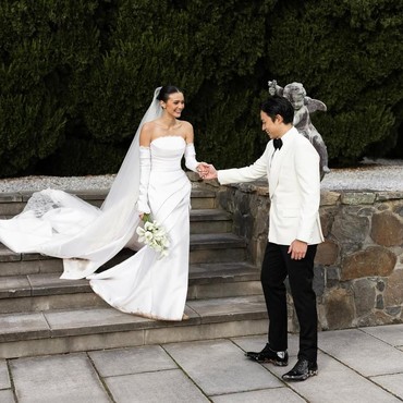 Serba Putih, Ini 7 Momen Romantis Pernikahan Amanda Rawles di Australia