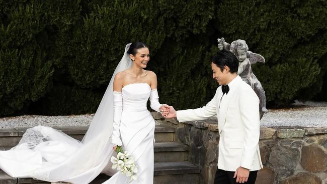 Serba Putih, Ini 7 Momen Romantis Pernikahan Amanda Rawles di Australia