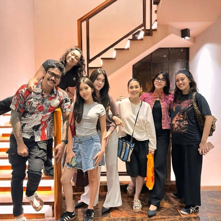 <p>Jelang persalinan, Nabila banyak menghabiskan waktu bersama keluarganya. Melalui unggahan di Instagram, Tora Sudiro sering membagikan potret kebersamaannya dengan sang putri yang sebentar lagi akan memberinya cucu. (Foto: Instagram @t_orasudi_ro)</p>
