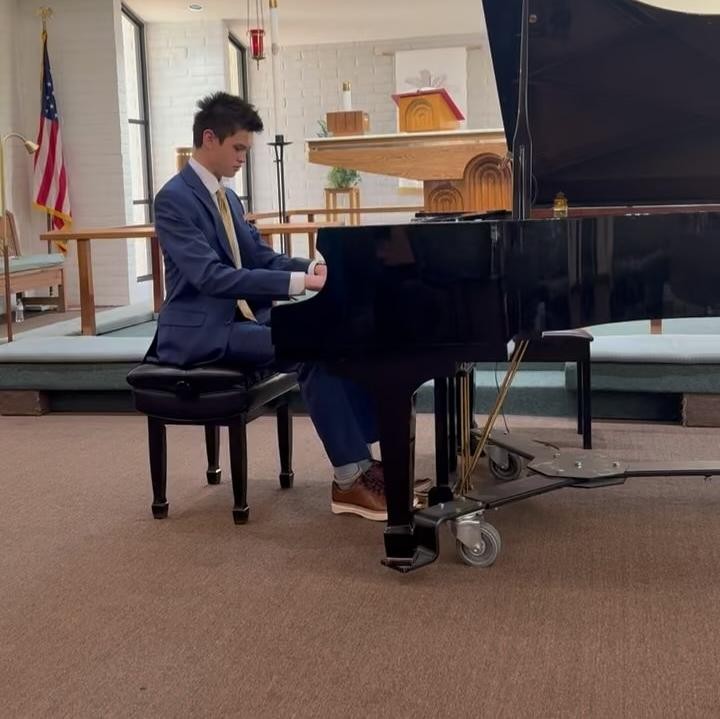 <p>Di acara wisudanya, Armand menunjukkan kepiawaian bermain piano. Remaja 18 tahun ini ini terlihat tampan bermain piano sambil mengenakan setelan jas berwarna biru. (Foto: Instagram @farahquinnofficial)</p>