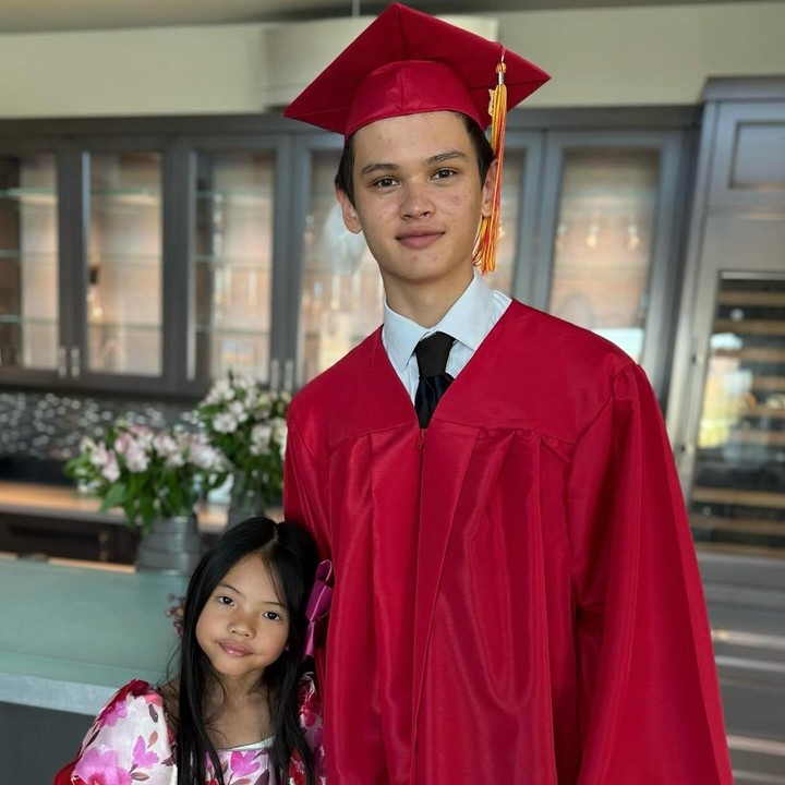 <p>Selebritas <em>chef</em> Farah Quinn tengah berbahagia. Anak pertamanya Armand Quinn baru saja lulus SMA di salah satu sekolah di Amerika Serikat. Perlu diketahui, Armand adalah putra Farah dari pernikahannya yang berakhir cerai dengan Carson Quinn. (Foto: Instagram @farahquinnofficial)</p>