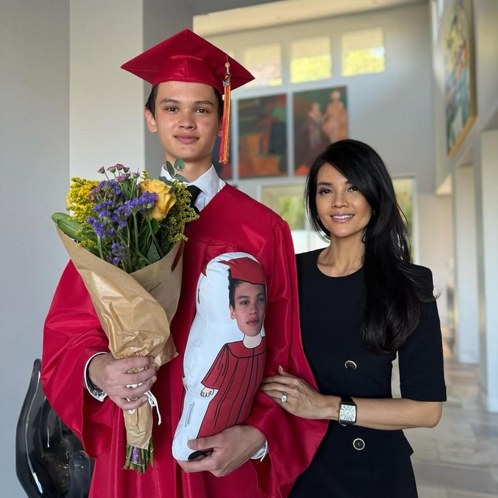 <p>Farah membagikan potret acara wisuda anak pertamanya ini di media sosial. Melalui foto yang diunggah, Farah menunjukkan foto keluarganya yang tampak mendampingi Armand di hari kelulusan. (Foto: Instagram @farahquinnofficial)</p>