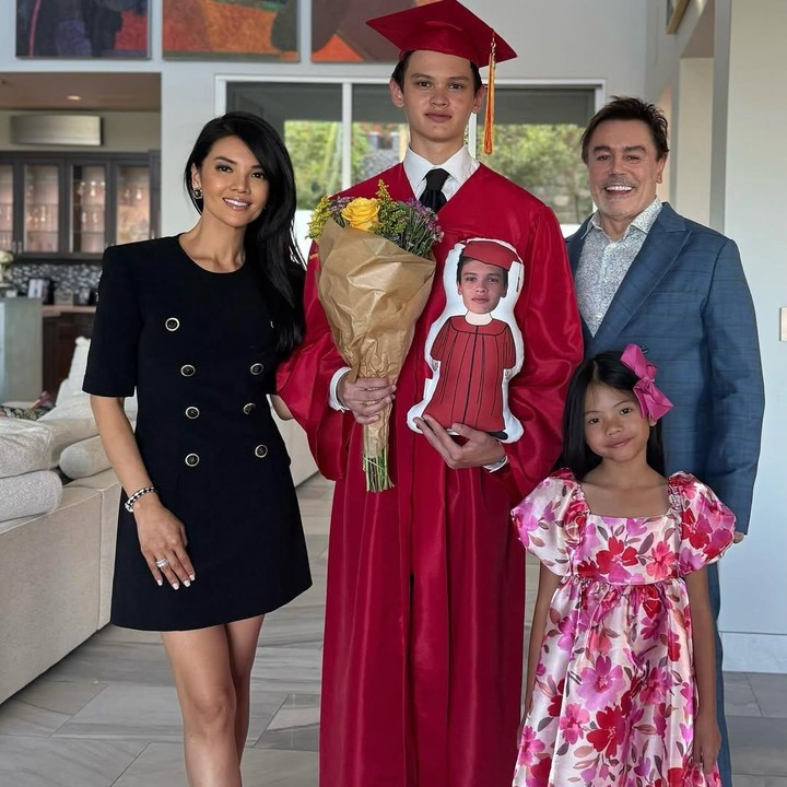 <p>Melalui unggahan di Instagram, Farah Quinn secara khusus mengungkapkan perasaan bahagia dan bangganya pada sang putra. "Rasanya baru kemarin aku memanggilnya beruang kecilku, dan hari ini, kami melihatnya lulus SMA! Kami sangat bangga dengan pemuda yang telah tumbuh dewasa ini. Semoga Armand memulai hidup baru, meraih mimpi besar, dan memulai babak selanjutnya. Hal-hal yang lebih baik akan terjadi di masa depan!" tulisnya. (Foto: Instagram @farahquinnofficial)</p>