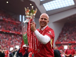 Steven Gerrard Angkat Topi buat Arne Slot