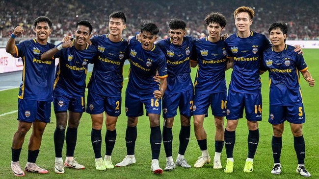 Kemenangan kesebelasan ASEAN All Stars atas Manchester United turut mengerek nama Kakang Rudianto di mata netizen.