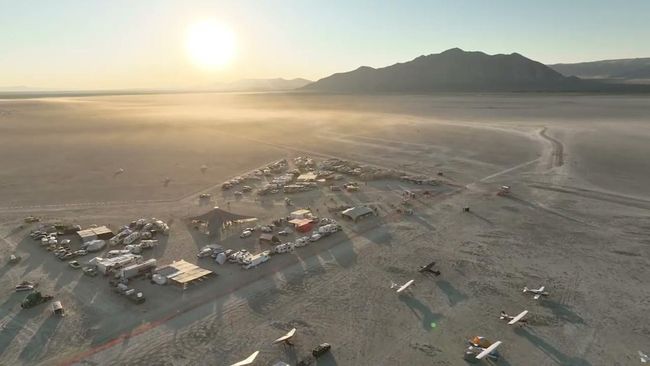 Pengoperasian Bandara Municipal Black Rock City sangat bergantung pada relawan di festival Burning Man, mulai dari kontrol lalu lintas udara dan layanan darat.