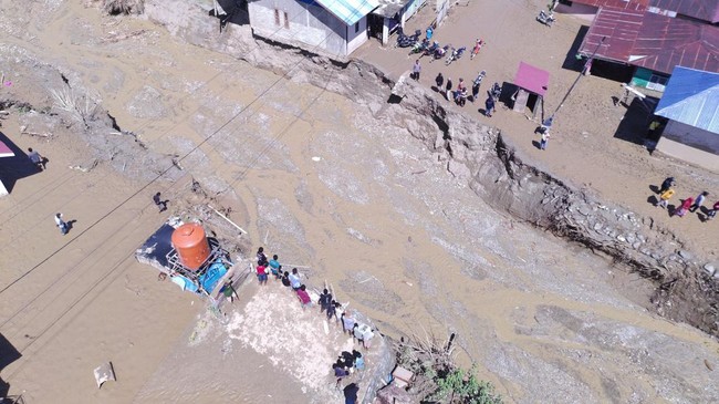 350 Rumah Terdampak, 2 Tewas Banjir bandang yang melanda Desa Wombo Kalonggo, Kabupaten Donggala, Sulawesi Tengah, menyebabkan 350 rumah warga terdampak dan dua warga tewas.