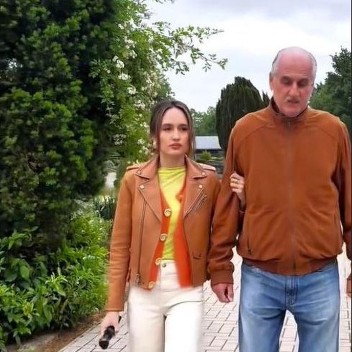 <p>Artis Cinta Laura tengah berlibur di kampung halamannya di Jerman bersama kedua orang tuanya, Bunda. Seperti diketahui, Cinta merupakan blasteran Indonesia-Jerman. Sang Ayah, Michael Kiehl adalah orang asli Jerman. (Foto: Instagram @claurakiehl)</p>