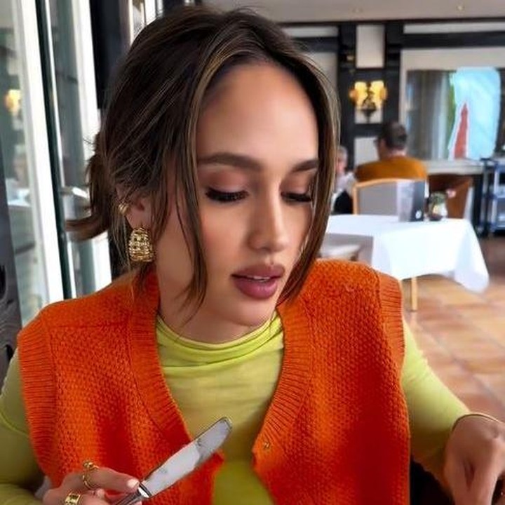 <p>Saat di Jerman, Cinta tak lupa untuk kulineran. Ia bersama Bunda dan Ayahnya terlihat menikmati beberapa sajian khas Jerman di sebuah restoran. Raut bahagia terlihat di wajah Cinta dan keluarganya saat menghabiskan waktu bersama untuk kulineran. (Foto: Instagram @claurakiehl)</p>