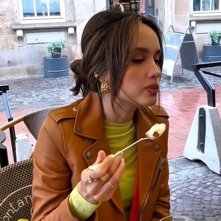 <p>Sembari menikmati sisa musim semi di Jerman, Cinta dan ibundanya memutuskan untuk kulineran es krim. Keduanya menyantap es krim di area <em>outdoor</em> restoran yang menghadap ke jalanan kota. (Foto: Instagram @claurakiehl)</p>