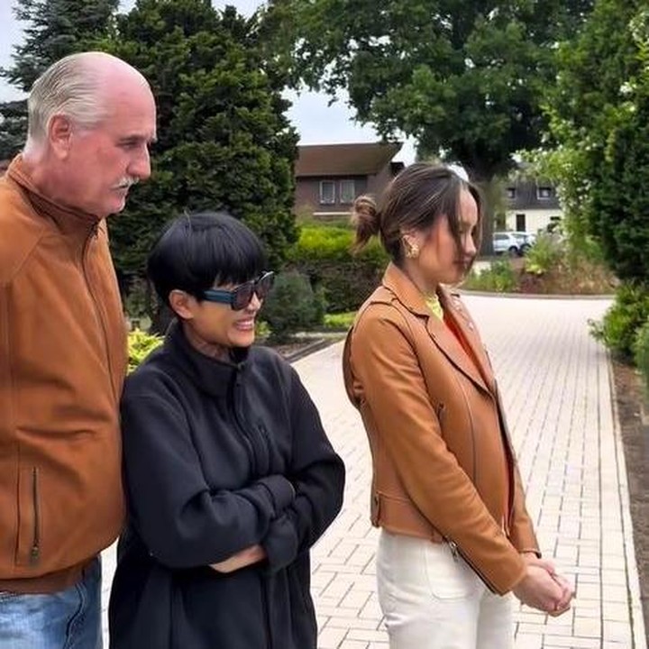 <p>Melalui unggahan di Instagram, Cinta membagikan potret kebersamannya dengan sang Bunda dan Ayah selama kunjungan ke Jerman. Selama berada sana, Cinta menyempatkan diri untuk mengunjungi makam kakek neneknya. "Jenguk kakek nenekku," tulis Cinta dalam unggahan video di Instagram Stories. (Foto: Instagram @claurakiehl)</p>