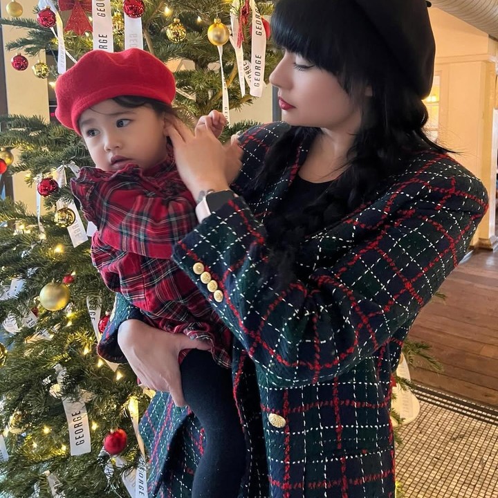 <p>Istri Derby Romero ini selalu tampil cantik mengenakan <em>outfit out the day</em> (OOTD) yang bisa menjadi inspirasi. Bahkan, bukan hanya dirinya saja, ia pun sering kali menggunakan <em>outfit</em> serasi dengan anak semata wayangnya ini. (Foto: Instagram@miss_adinda_mae)</p>