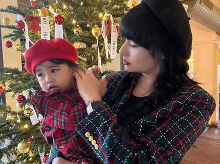 Gaya Unik Claudia Adinda Istri Derby Romero saat Gendong Anak, Intip 5 Potret OOTD-nya