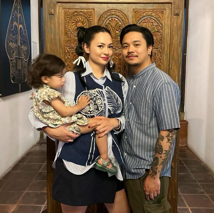 <p>Hal tersebut diketahui langsung melalui kolom komentar beberapa <em>postingan</em> Claudia di Instagram. “Kak Clau <em>styling</em> rambutnya bikin keliatan awet muda,” tulis akun <em>@krtk**.</em> “Aku suka nih rambutnya hitam, dan rambut modelnya <em>natural,”</em> tulis akun <em>@milmey**.</em> (Foto: Instagram@miss_adinda_mae)</p>