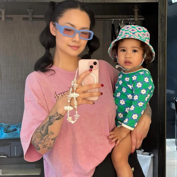 <p>Meski kini sibuk mengurus rumah tangga sekaligus mengasuh anak, tak menghalangi Claudia untuk tetap memperhatikan gaya berpakaiannya. Misalnya saja seperti momen berikut ketika Claudia menggendong sang putri, Millicent Mae Bea Nainggolan. (Foto: Instagram@miss_adinda_mae)</p>
