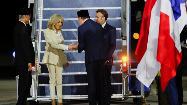 Macron Tiba di Jakarta sampai Sultan Brunei Masuk RS di Malaysia Kunjungan Presiden Prancis Emmanuel Macron ke Indonesia menjadi sorotan berita internasional pada Selasa (27/5).